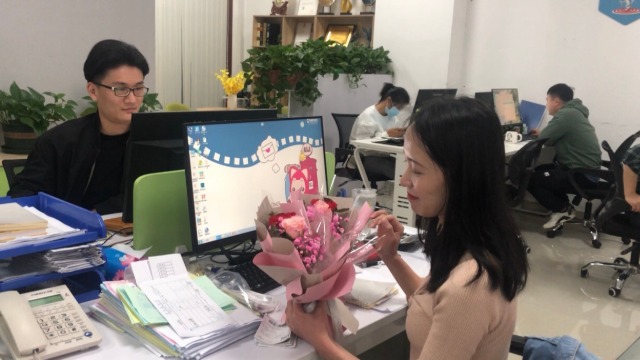 鲜花送佳人，蛋糕暖人心 ——成人抖音下载2022年庆祝“三八”妇女节活动